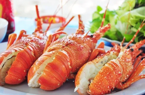TÔM HÙM HẤP NƯỚC DÙA